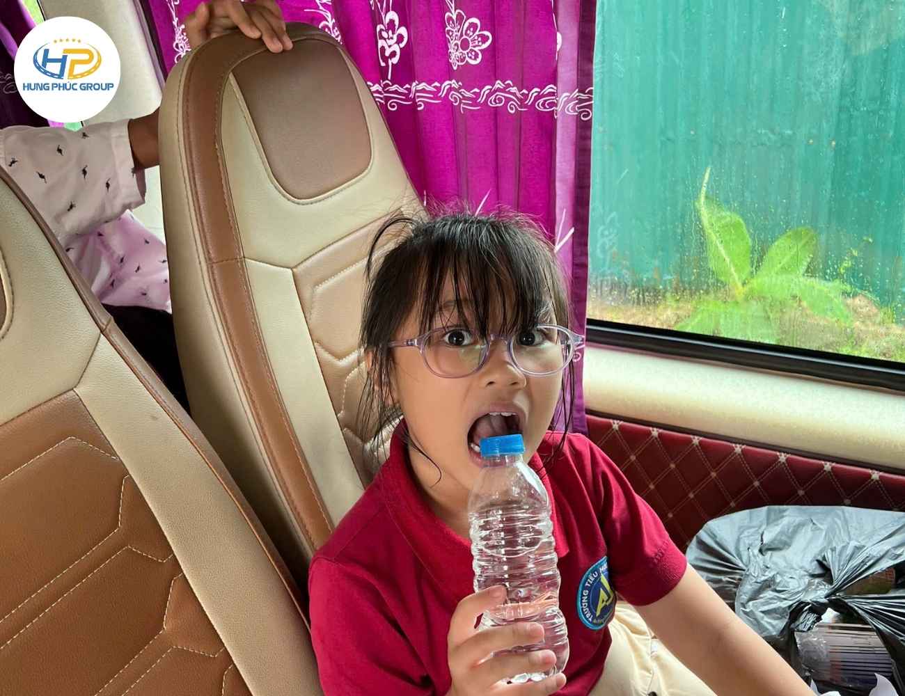 hoc-sinh-su-dung-dich-vu-dua-don