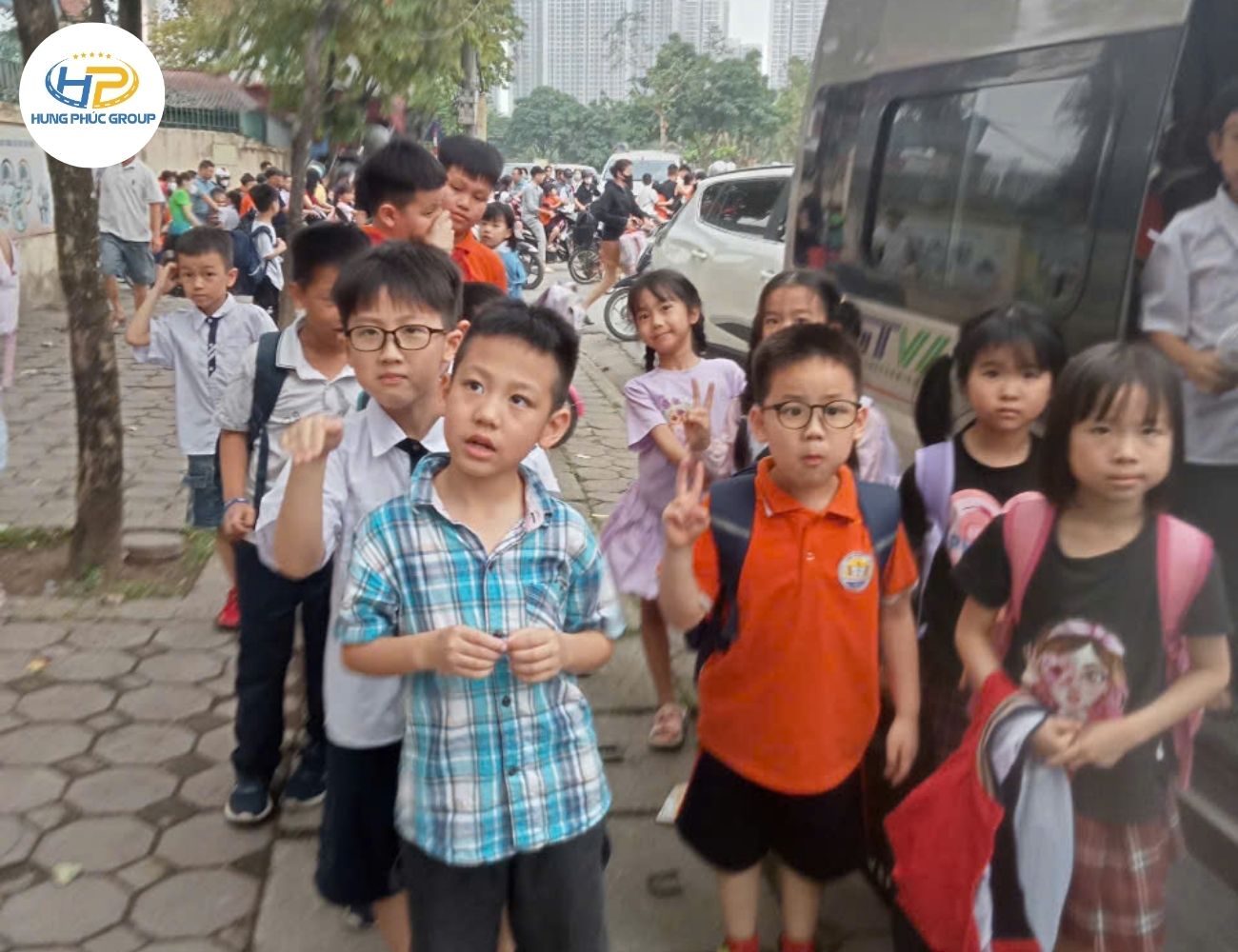 hoc-sinh-su-dung-dich-vu-dua-don