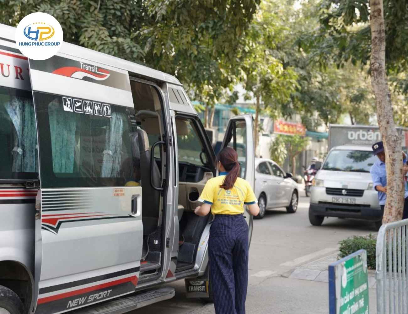 Nhân viên nhà xe hỗ trợ trẻ lên xe cẩn thận 